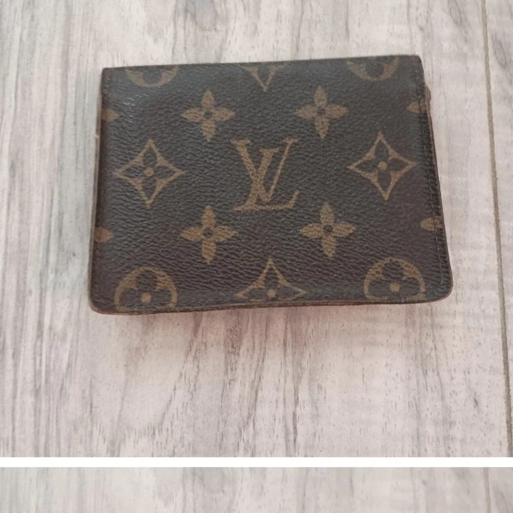 Louis Vuitton wallet good like new , just got a new one an wanted to sell